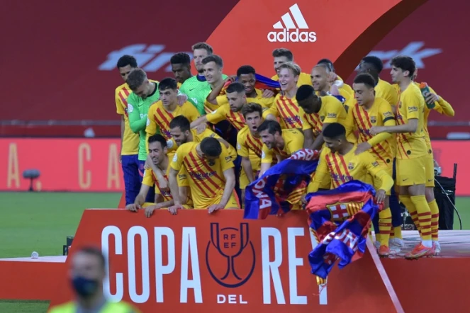 Les joueurs de Barcelone fêtent leur victoire en finale de la Coupe du Roi contre l'Athletic Bilbao, à Séville, le 17 avril 2021