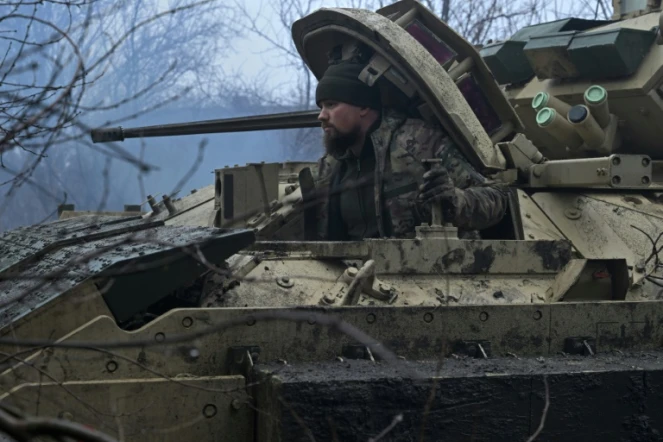 Un soldat ukrainien de la 47e brigade mécanisée se prépare au combat à bord d'un véhicule militaire blindé Bradley, le 11 février 2024 dans la région de Donetsk en Ukraine