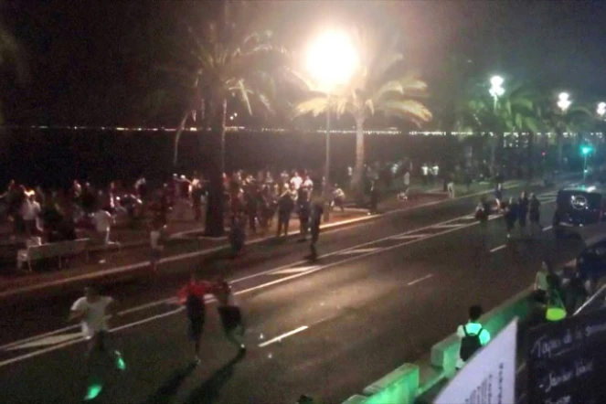 Une photo tirée d'une vidéo du compte Twitter de harp_detectives montre des gens s'enfuyant sur la promenade des Anglais, à Nice le 14 juillet 2016
