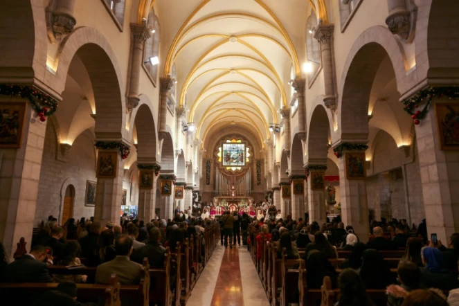 Le patriarche latin de Jérusalem Pierbattista Pizzaballa (C) dirige la messe de Noël à l'église de la Nativité dans la ville de Bethléem en Cisjordanie occupée, le 24 décembre 2024