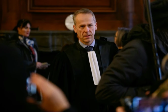 Le procureur général Etienne Manteaux s'installe avant le début du procès de Nicolas Zepeda devant la cour d'assises de la Haute-Saône, le 4 décembre 2023 à Vesoul