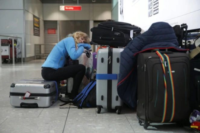 Une passagère endormie près de ses bagages, à l'aéroport de Londres Heathrow le 27 mai 2017