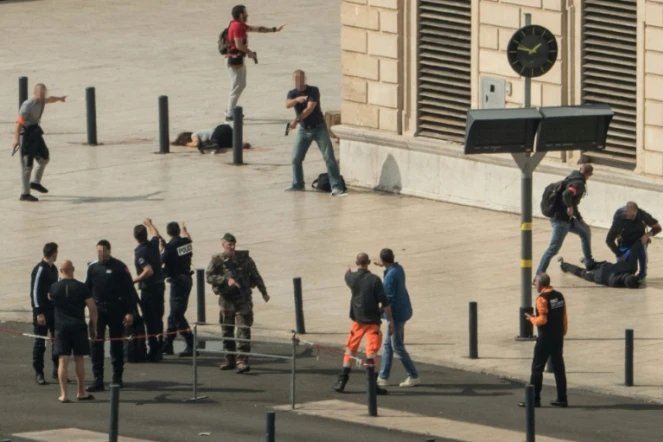 La police neutralise un assaillant devant la gare Saint-Charles de Marseille le 1er octobre 2017