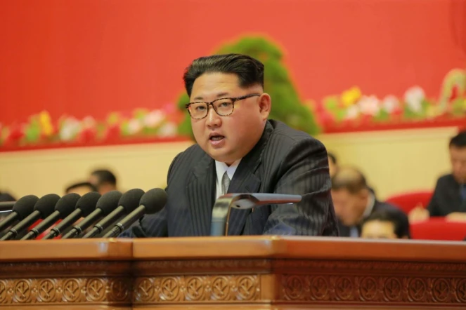 Photographie publiée le 8 mai 2016 par l'agence nationale de presse nord-coréenne KCNA montrant le leader nord-coréen Kim Jong-Un lors du deuxième jour du congrès du parti unique à Pyongyang le 7 mai 2016