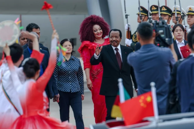 Le président du Cameroun Paul Biya (centre) à son arrivée à Pékin le 4 septembre 2024 pour assister au Forum de la coopération Chine-Afrique