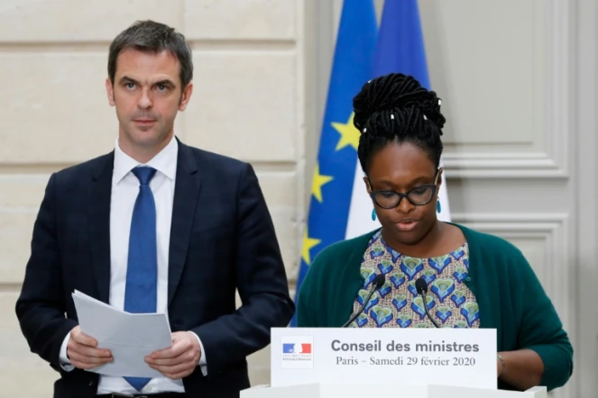 Le ministre de la Santé Olivier Véran et la porte-parole du gouvernement Sibeth Ndiaye, lors d'un point-presse à l'Elysée, le 29 février 2020