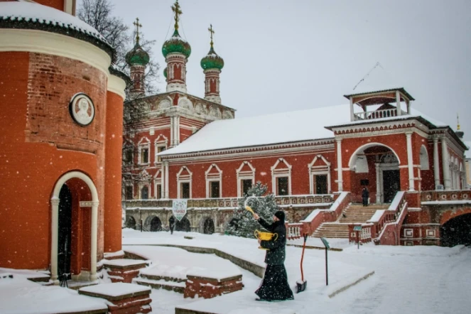 Un prêtre orthodoxe devant le monastère Vysokopetropvsky à Moscou, le 18 janvier 2018 à la veille de la célébration de l'Épiphanie orthodoxe