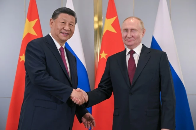 Photo de l'agence de presse russe Sputnik montrant le président russe Vladimir Poutine (à droite) et son homologue chinois Xi Jinping, le 3 juillet 2024 à Astana