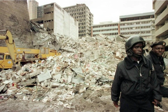 Devant l'ambassade américaine à Nairobi, au lendemain de l'attentat du 7 août 1998