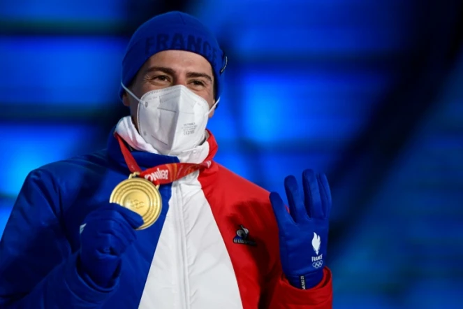 Le Français Quentin Fillon Maillet reçoit la médaille d'or de la poursuite de biathlon, le 14 février 2022 au Jeux olympiques de Pékin
