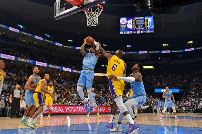 Ja Morant et LeBron James à la bataille sous le panier lors du match entre Memphis et les Lakers le 29 décembre 2021