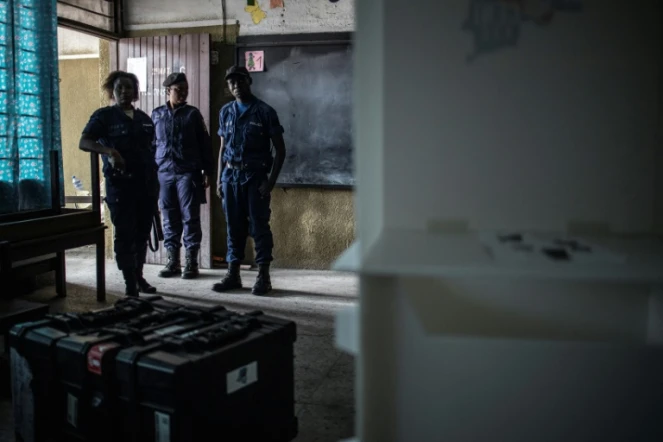 Des policiers congolais surveillent du matériel électoral à Kinshasa, en République Démocratique du Congo, le 28 décembre 2018