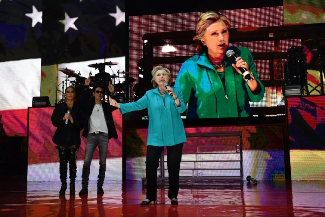La candidate démocrate à la présidentielle américaine Hillary Clinton à Miami, en Floride, lors d'un concert de Jennifer Lopez, le 29 octobre 2016
