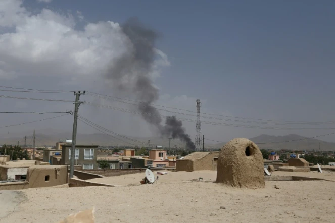 De la fumée au-dessus de la ville de Ghazni attaquée par les talibans, le 10 août 2018 en Afghanistan