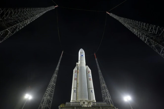 La fusée Ariane 5, qui emporte le télescope spatial James Webb (JWST), sur son pas de tir, le 23 décembre 2021 au Centre spatial de Kourou, en Guyane