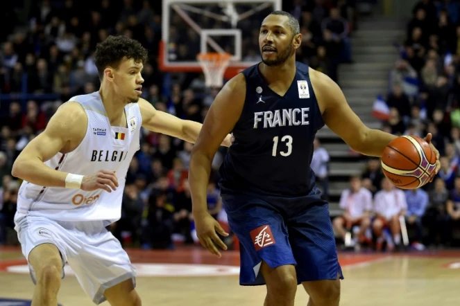Le Français Boris Diaw (d) à la lutte avec le Belge Hans Vanwijn lors des qualifs pour le Mondial-2019 de basket, le 25 février 2018 à Nancy 