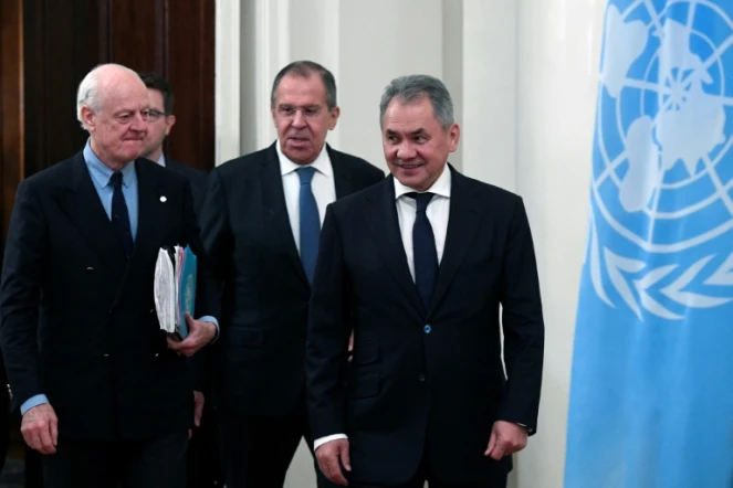 L'émissaire de l'ONU pour la Syrie Staffan de Mistura (g), le ministre russe des Affaires étrangères Sergueï Lavrov (c) et le ministre russe de la Défense Sergueï Shoigu (d), le 21 décembre 2017 à Moscou