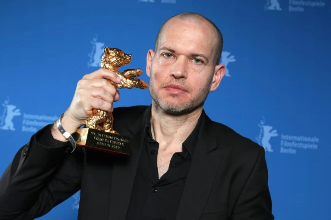 Le réalisateur israélien Nadav Lapid pose avec son Ours d'or du meilleur film lors de la cérémonie de remise des prix à la 69e édition de la Berlinale le 16 février 2019 à Berlin