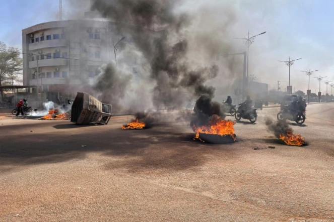Barricades érigées dans les rues de Ouagadougou le 23 janvier 2022