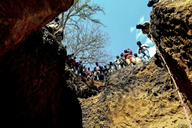Des mineurs illégaux au bord d'un trou dans lequel ils espèrent trouver des rubis, près de Montepuez, le 3 août 2018 au Mozambique