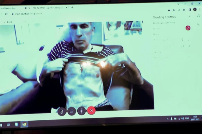 Dans cette capture d'écran, l'ex-président géorgien emprisonné Mikheil Saakashvili apparaît en liaison vidéo depuis une clinique lors d'une audience à Tbilissi, le 3 juillet 2023.