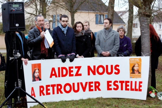 Eric Mouzin (g), père de Estelle Mouzin, lors d'un rassemblement le 11 janvier 2014 à Guermantes (près de Paris)