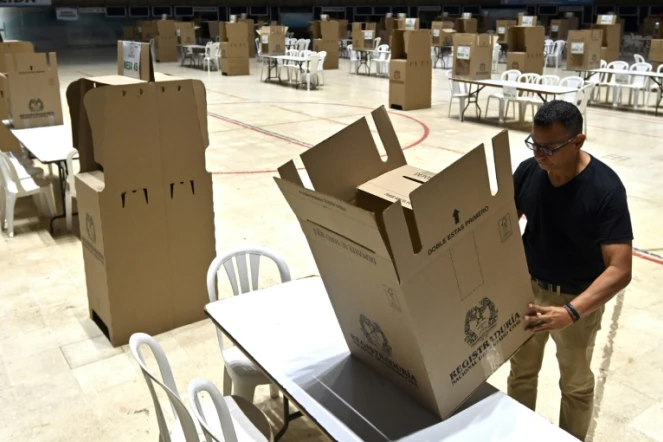 Mise en place d'un bureau de vote à Cali, le 26 octobre 2019, pour les élections locales le lendemain en Colombie.
