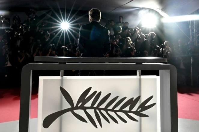 Le réalisateur et scénariste suédois Ruben Ostlund pose après avoir remporté la Palme d'Or pour le film "Sans filtre" lors de la cérémonie de clôture de la 75e édition du Festival de Cannes à Cannes, le 28 mai 2022 