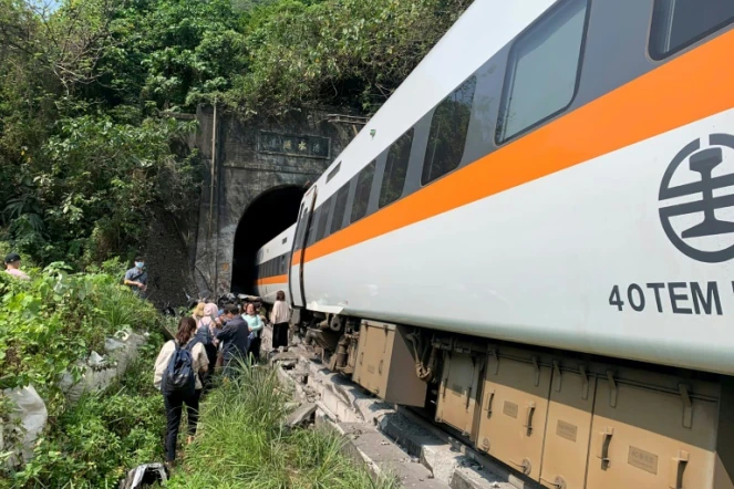 Photo diffusée le 2 avril 2021 par le Centre en charge des opérations de secours montrant le déraillement d'un train dans un tunnel, dans le comté de Hualien, dans l'est de Taïwan