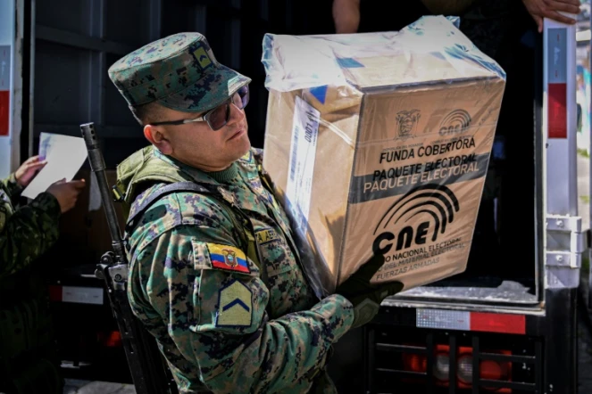 L'armée équatorienne distribue le matériel électoral dans les bureaux de vote de Quito, le 19 août 2023