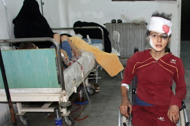 Une jeune syrienne blessée qui a perdu des membres de sa famille dans des frappes aériennes sur le village de Quneitra, est prise en charge dans un hôpital d'Idleb, le 25 septembre 2017