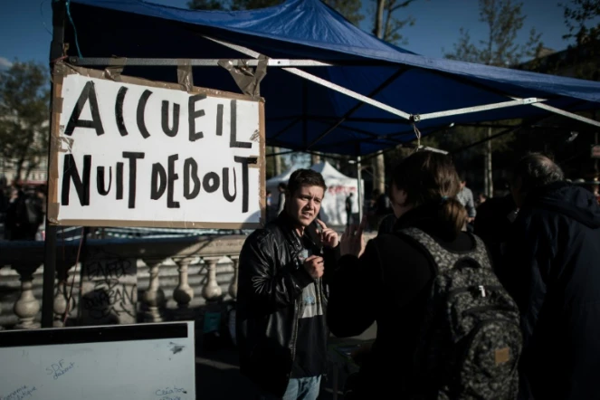 Un participant de Nuit Debout informe les passants, le 3 mai 2016 Place de la République à Paris