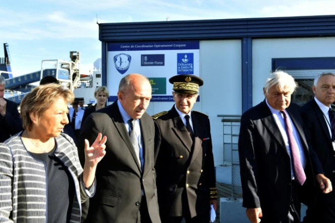 Le ministre de l'Intérieur Gérard Collomb et la maire Natacha Bouchart à Calais le 23 juin 2017