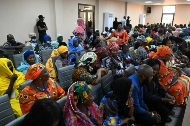 Photo d'archives du 28 septembre 2022 montrant les proches des victimes du massacre du 28 septembre 2009 au stade de Conakry, en Guinée, à l'ouverture du procès
