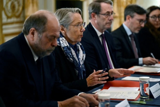 La Première ministre Elisabeth Borne (2eG) préside une réunion sécuritaire à Matignon au demain de l'attaque meurtrière au couteau près de la tour Eiffel, le 3 décembre 2023 à Paris 