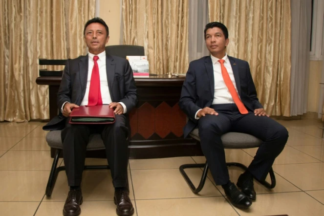 Les candidats au second tour de la présidentielle malgache, Marc Ravalomanana (gauche) et Andry Rajoelina (droite), avant un débat télévisé, le 9 décembre 2018 à Antananarivo. 