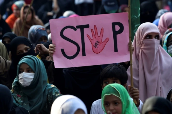 Seuls 0,3% des cas de viol au Pakistan débouchent sur une condamnation. Lors d'une manifestation contre les viols. Le 17 septembre 2020 à Lahore (est)