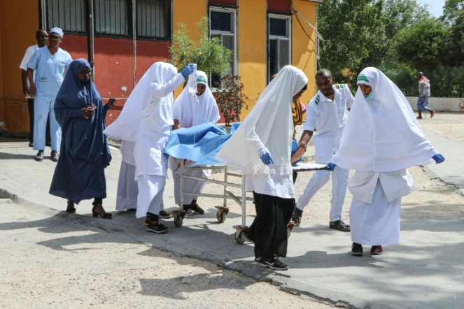 Des religieuses emmènent pour des soins une personne blessée lors de l'explosion d'une voiture piégée le 8 janvier 2019 à Mogadiscio