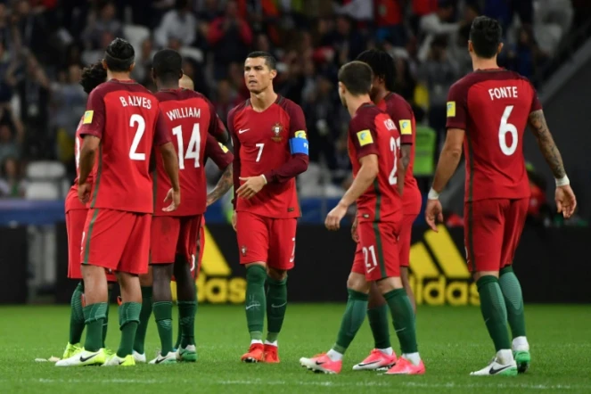 La star du Portugal Cristiano Ronaldo (c) à la fin du math perdu face au Chili en demi-finale de la Coupe des Confédérations, le 28 juin 2017 à Kazan (Russie)