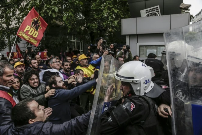 Manifestants et policiers anti-émeutes s'affrontent à Istanbul le 13 octobre 2015 lors d'un rassemblement pour dénoncer le double attentat du 10 octobre 2015