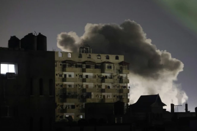 De la fumée s'élève au-dessus de la ville de Rafah, dans la bande de Gaza, après un bombardement de l'armée isrélienne le 3 février 2024
