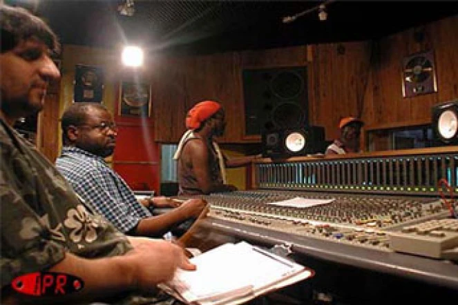 En janvier 2002, Thierry Gauliris, le leader du groupe Baster, était en Jamaïque pour enregistrer quelques uns de ses plus grand succès en version reggae &quot;roots&quot;