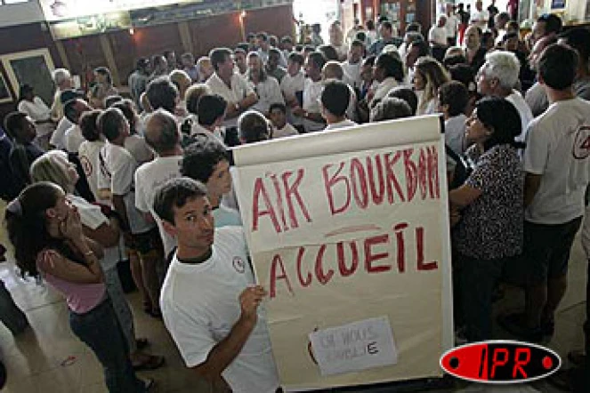 Dimanche 28 novembre 2004 -

Cloués au sol, des passagers d'Air Bourbon ont manifesté à l'aéroport Roland Garros. Une rapide bousculade a eu lieu avec les gendarmes