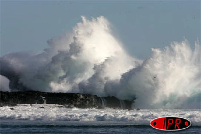 Lundi 14 mai 2007 -

De grosses vagues s'abattent sur le littoral de Saint-Leu