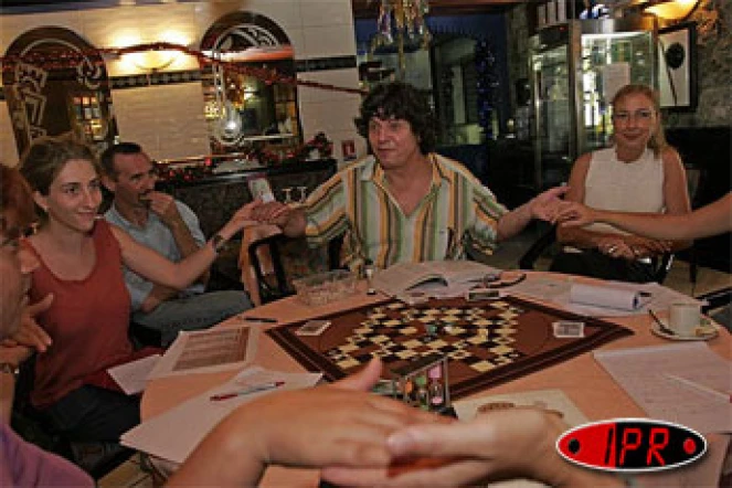 Lundi 12 décembre 2005 -

Les promoteurs du Tao, un jeu basé sur la concentration et la réflexion, ont présenté leur jeu
