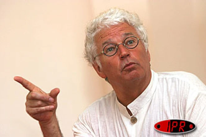 Lundi 19 avril 2004
Jean-Jacques Annaud est  à La Réunion pour la présentation de son film &quot;Deux frères&quot;
