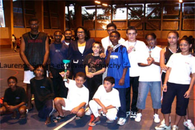 Dimanche 27 mai 2007 -
La sélection de La Réunion de kick-boxing (en bas à gauche Fabrice et Annaëlle Tafiquet, au centre en bleu Giovanni Tafiquet)