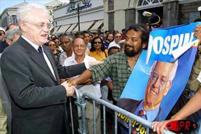 Le Premier ministre Lionel Jospin était en visite officielle à La Réunion du jeudi 25 janvier au samedi 27 janvier 2001