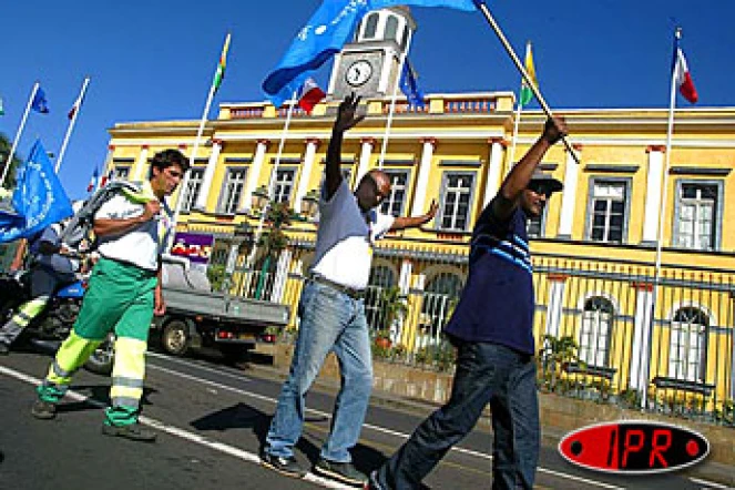 Lundi 7 juin 2004 - 

Les grévistes de Nicollin - Réunion ont manifesté dans les rues de Saint-Denis