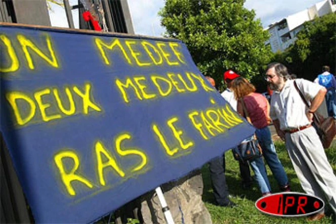 Mardi 18 mai 2004 - 

Des dizaines TOS se sont réunis devant le rectorat à Saint-Denis